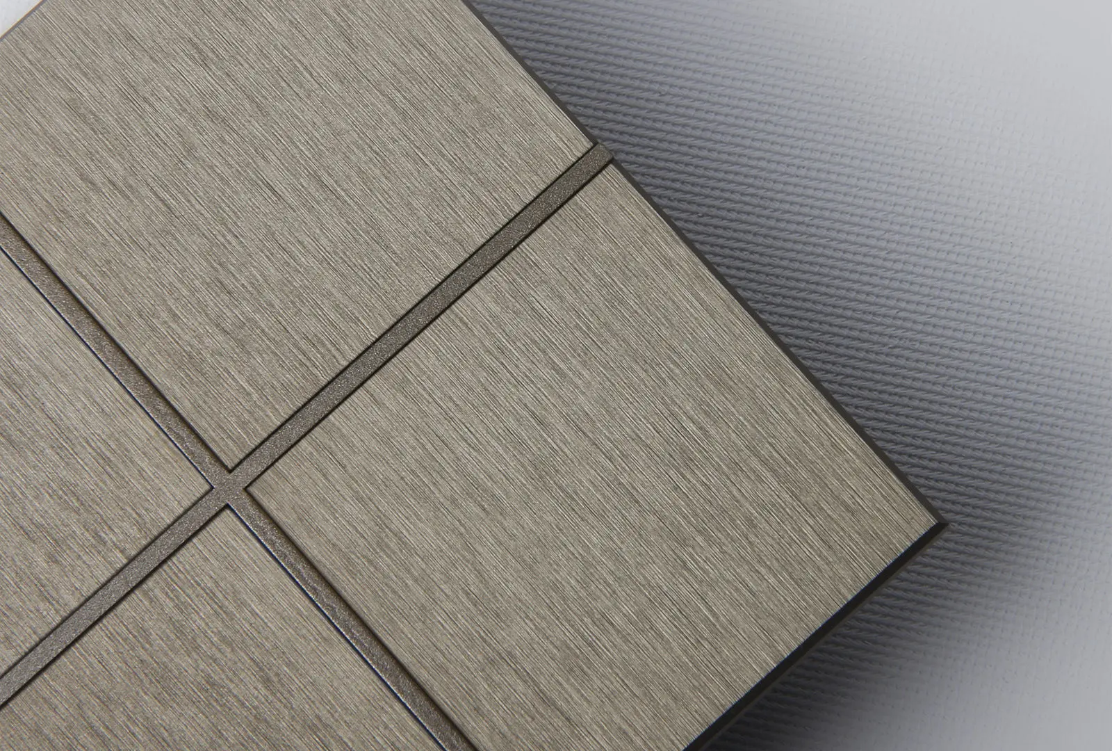 Rosa Metal KNX Switch Bronze